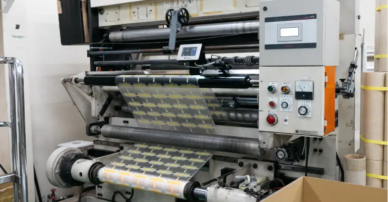 スリッター1号機でフィルムを指定の幅にカットする工程