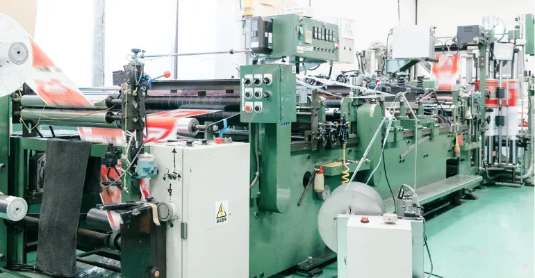 サイドウェルダーシール機でパッケージを自動シール加工する設備