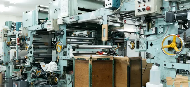 高精度なチューブ印刷を行う多色グラビア印刷機の設備