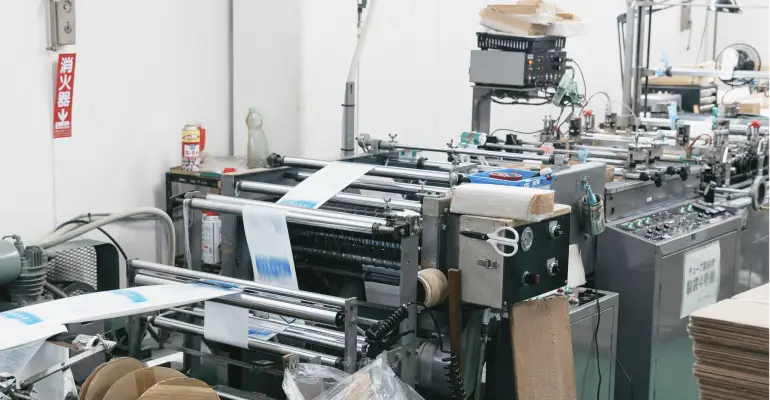 ボトムシール機によるチューブ包装の底面シール加工設備