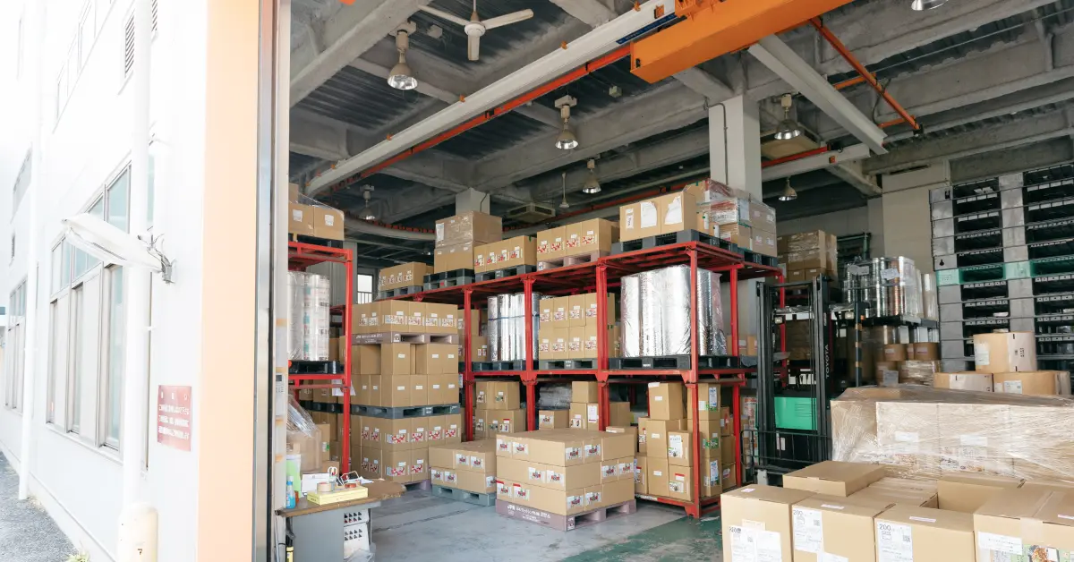 東和グラビヤ印刷株式会社の出荷倉庫に並ぶ製品の段ボールとラック