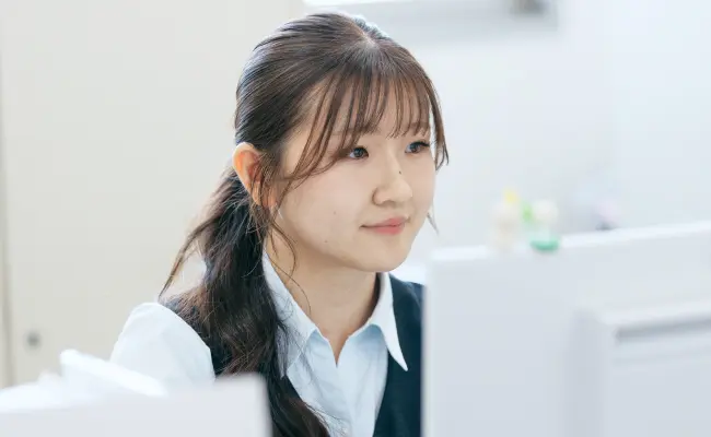 オフィスでパソコンを操作する事務スタッフの様子