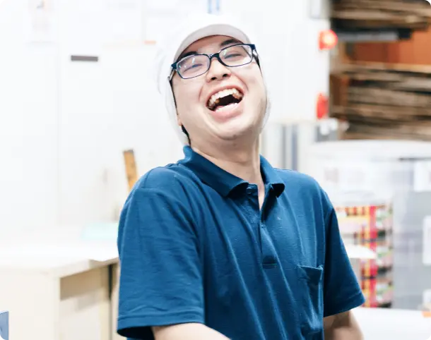 仕事風景明るく笑う工場スタッフの様子