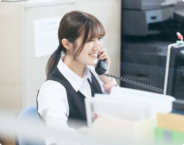 仕事風景電話で応対するオフィススタッフ